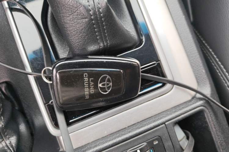 Used Toyota Prado 2019 3.5L Automatic TX-L Deluxe Edition with Rear-Mounted Spare Tire Vehicle Key