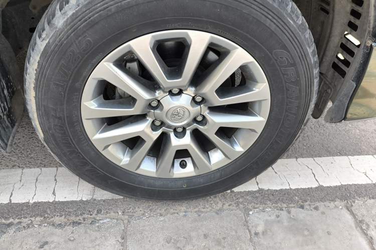 Used Toyota Prado 2019 3.5L Automatic TX-L Deluxe Edition with Rear-Mounted Spare Tire Right Front Wheel Hub