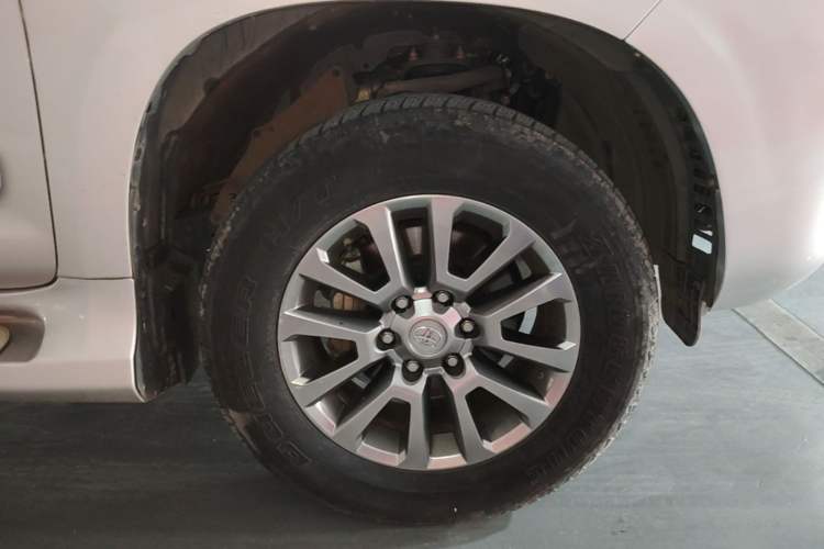 Used Toyota Prado  Right Front Wheel Hub
