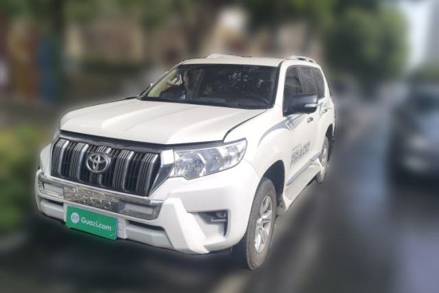 Używany Toyota Prado Middle East‑spec parallel‑import Toyota Prado, modified without a sunroof or rear liftgate.