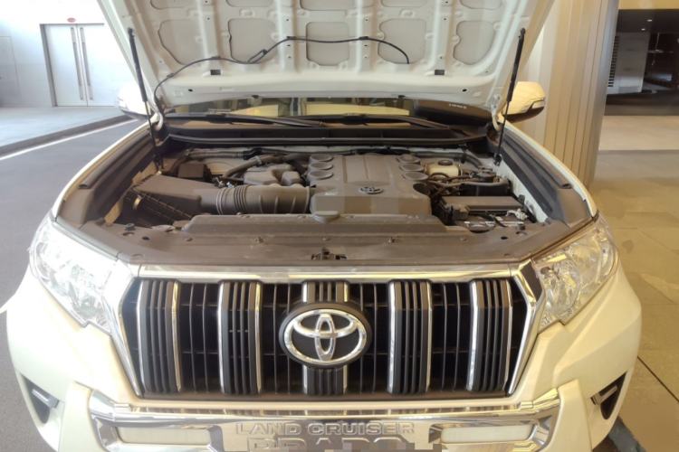 Used Toyota Prado 2019 4.0L TX-L Dual Fuel Sunroof 17-Inch Wheels Middle East Version Engine Bay