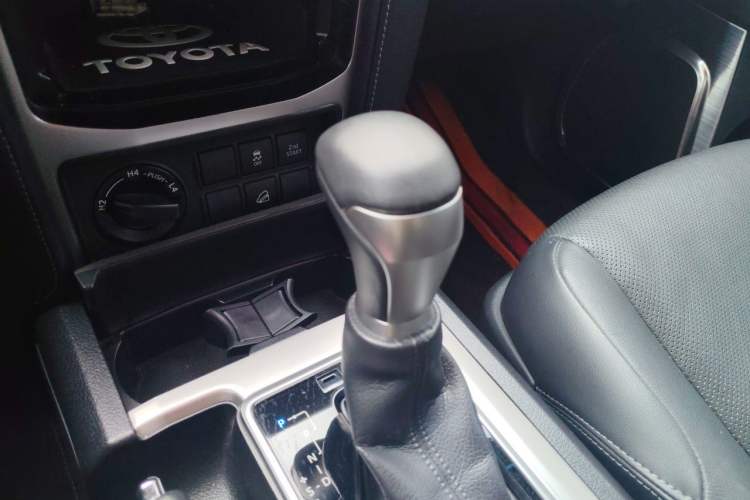Used Toyota Prado 2019 3.5L Automatic TX-L Deluxe Edition Gear Lever