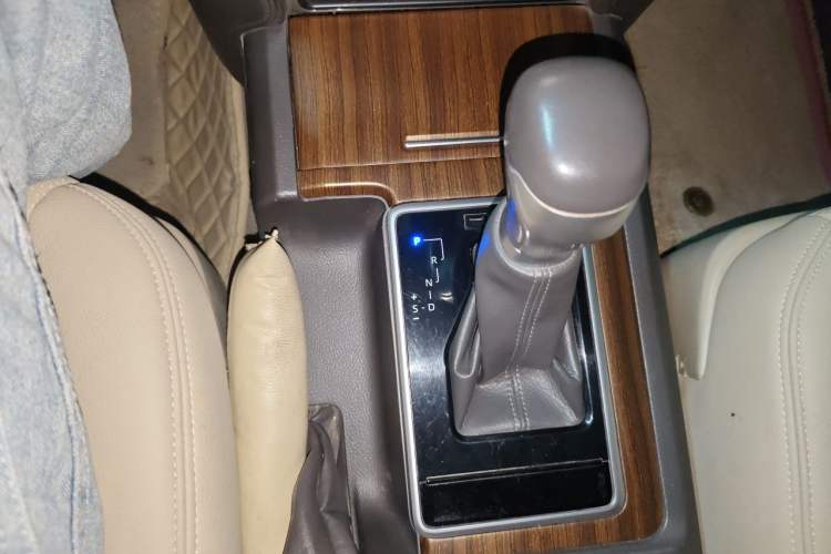 Used Toyota Prado 2019 4.0L GX-R Dubai Edition – Middle East Gear Lever