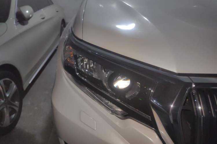 Used Toyota Prado 2019 3.5L Automatic TX-L Deluxe Edition with Rear-Mounted Spare Tire Right Front Headlight
