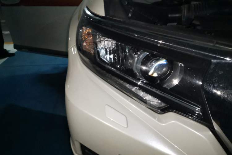 Used Toyota Prado 2019 3.5L Automatic TX-L Deluxe Edition with Rear-Mounted Spare Tire Right Front Headlight