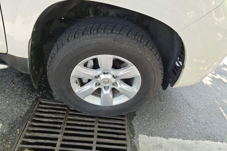 Used Toyota Prado  Right Front Wheel Hub