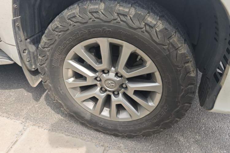 Used Toyota Prado 2019 3.5L Automatic TX-L Deluxe Edition with Rear-Mounted Spare Tire Right Front Wheel Hub