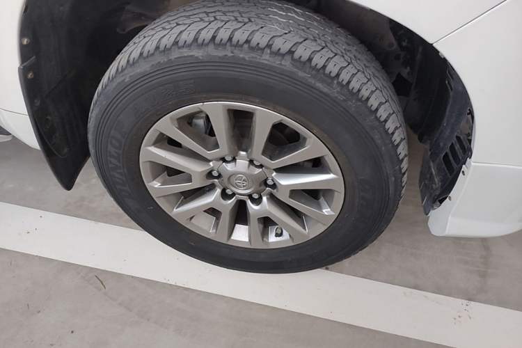 Used Toyota Prado 2019 3.5L Automatic TX-L Deluxe Edition with Rear-Mounted Spare Tire Right Front Wheel Hub
