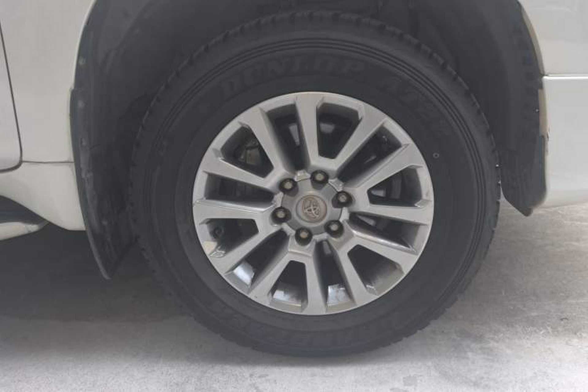 Used Toyota Prado 2019 3.5L Automatic TX-L Deluxe Edition with Rear-Mounted Spare Tire Right Front Wheel Hub