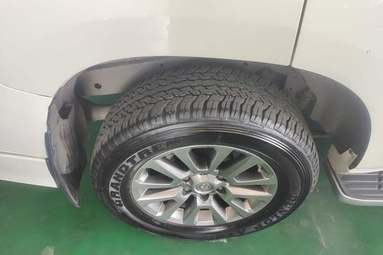 Used Toyota Prado 2019 3.5L Automatic TX-L Deluxe Edition with Rear-Mounted Spare Tire Right Rear Wheel Hub