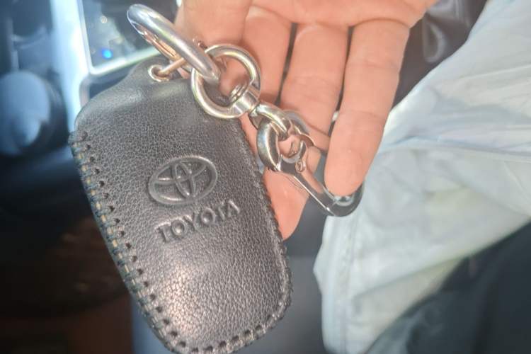 Used Toyota Prado 2019 3.5L Automatic TX-L Deluxe Edition with Rear-Mounted Spare Tire Vehicle Key