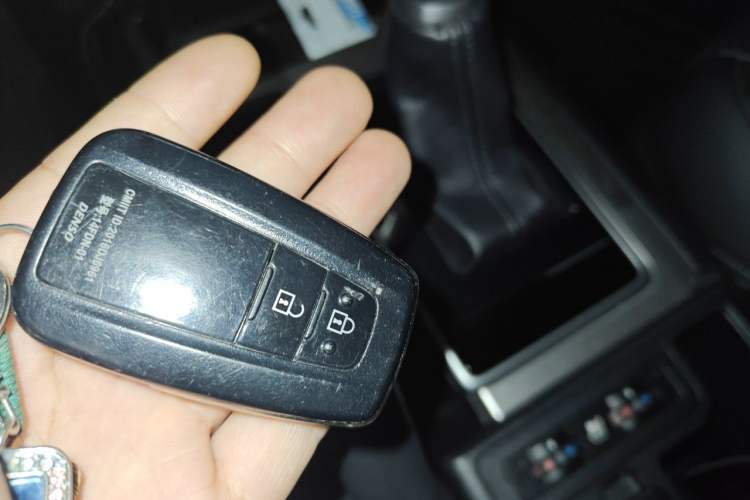 Used Toyota Prado 2019 3.5L Automatic TX-L Deluxe Edition with Rear-Mounted Spare Tire Vehicle Key