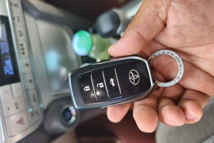 Used Toyota Prado 2019 4.0L TX-L Middle East Vehicle Key