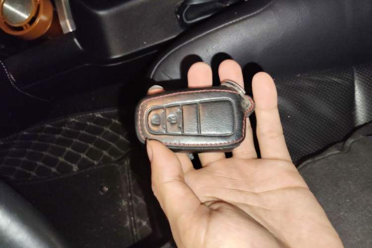 Used Toyota Prado 2019 3.5L Automatic TX-L Deluxe Edition with Rear-Mounted Spare Tire Vehicle Key