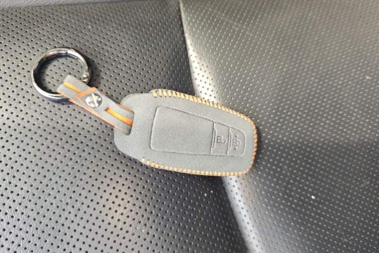 Used Toyota Prado 2019 3.5L Automatic TX-L Deluxe Edition with Rear-Mounted Spare Tire Vehicle Key
