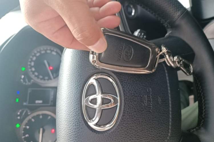 Used Toyota Prado 2019 3.5L Automatic TX-L Deluxe Edition with Rear-Mounted Spare Tire Vehicle Key