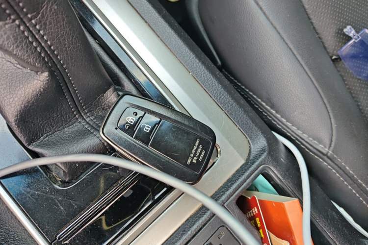 Used Toyota Prado 2019 3.5L Automatic TX-L Deluxe Edition with Rear-Mounted Spare Tire Vehicle Key