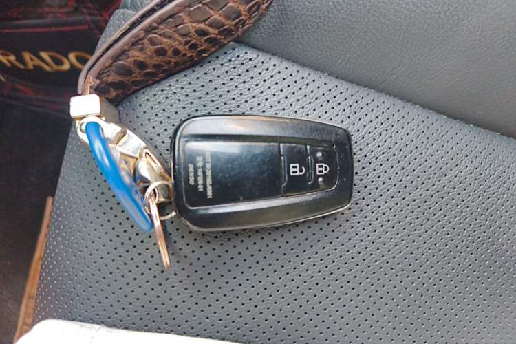 Used Toyota Prado 2019 3.5L Automatic TX-L Deluxe Edition with Rear-Mounted Spare Tire Vehicle Key