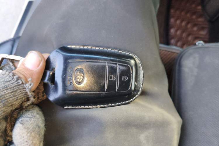 Used Toyota Prado 2019 3.5L Automatic TX-L Deluxe Edition with Rear-Mounted Spare Tire Vehicle Key