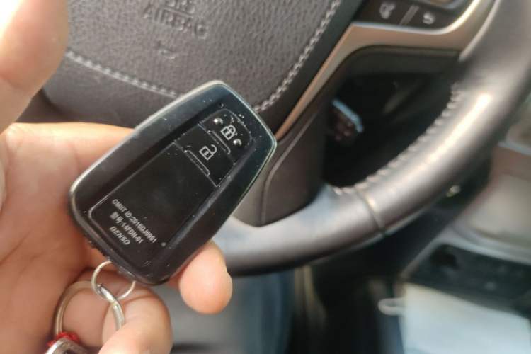 Used Toyota Prado 2019 3.5L Automatic TX-L Deluxe Edition with Rear-Mounted Spare Tire Vehicle Key