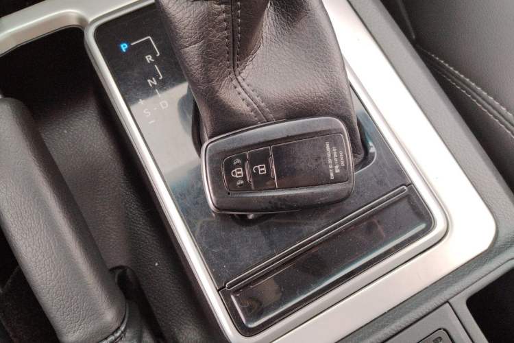 Used Toyota Prado 2019 3.5L Automatic TX-L Deluxe Edition with Rear-Mounted Spare Tire Vehicle Key