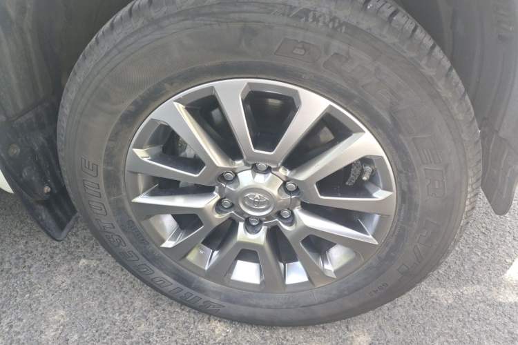 Used Toyota Prado  Right Front Wheel Hub