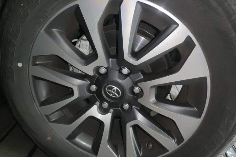 Used Toyota Prado  Right Front Wheel Hub