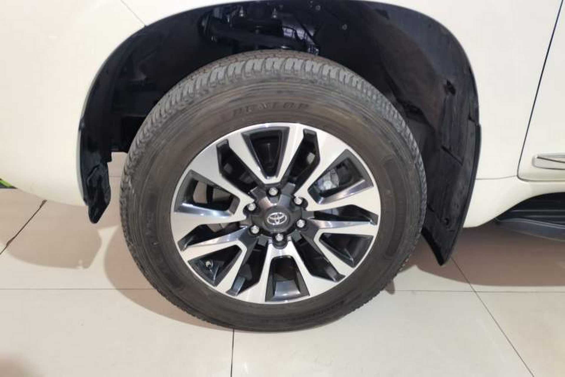 Used Toyota Prado  Left Front Wheel Hub