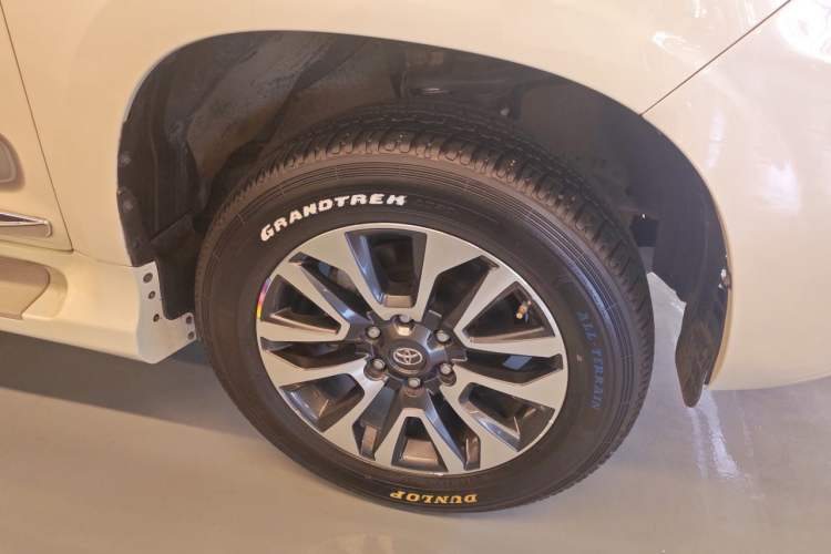 Used Toyota Prado  Right Front Wheel Hub