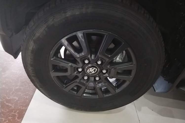 Used Toyota Prado 2024 2.4T All-Terrain TX Version 5 Seats Left Front Wheel Hub