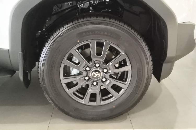 Used Toyota Prado 2024 2.4T All-Terrain TX Version 5 Seats Left Front Wheel Hub