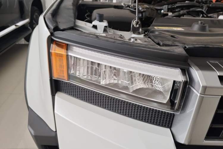 Used Toyota Prado 2024 2.4T All-Terrain TX Edition with 6 Seats Right Front Headlight