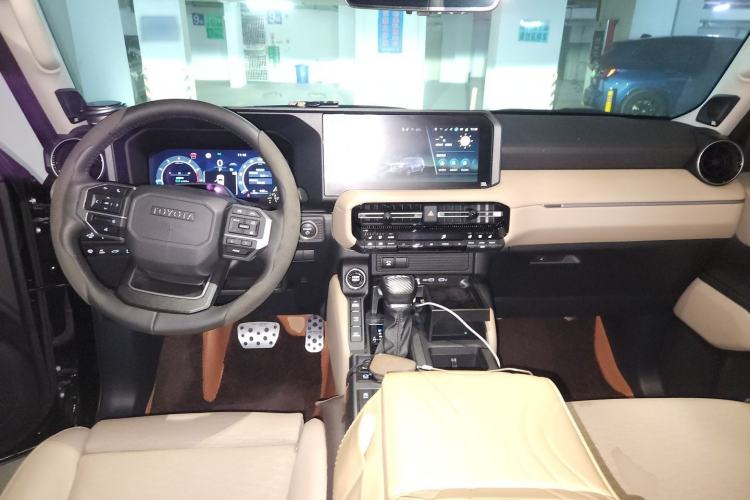 Used Toyota Prado 2025 2.4T Flagship VX Version 5 Seats Center Console
