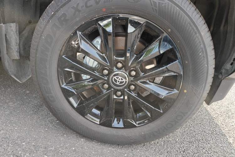 Used Toyota Prado 2025 2.4T Flagship VX Version 5 Seats Right Front Wheel Hub