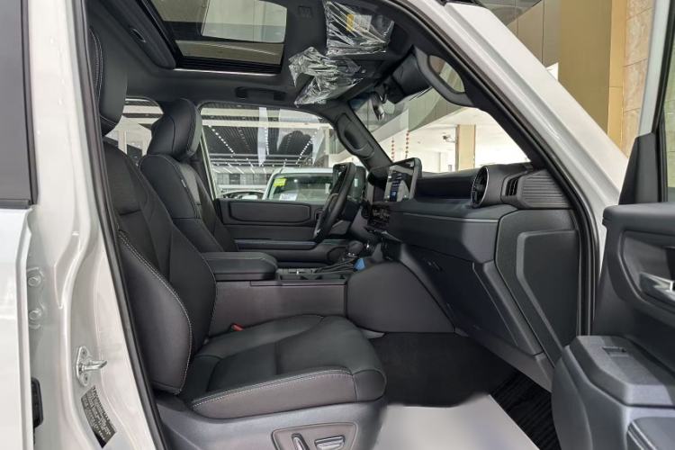 Used Toyota Prado 2025 2.4T All-Weather TX Version 5 Seats Interior 4