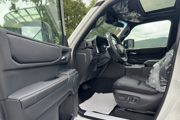 Used Toyota Prado 2025 2.4T All-Weather TX Version 5 Seats Interior 6