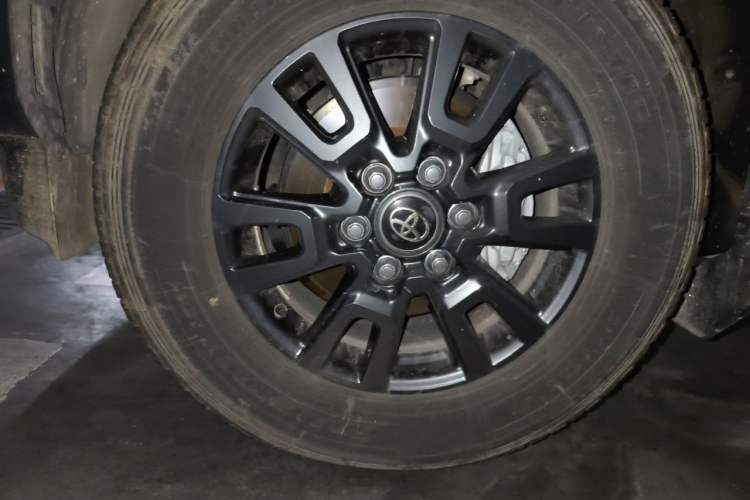 Used Toyota Prado 2025 2.4T All-Weather TX Version 5 Seats Right Front Wheel Hub