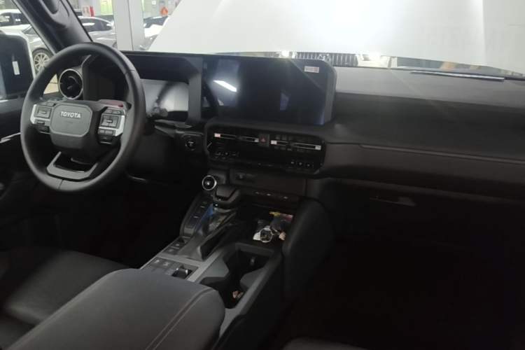 Used Toyota Prado 2026 Model 2.4T All-Round TX Edition 5-seater Center Console