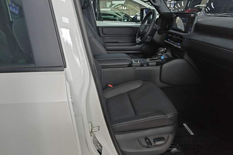 Used Toyota Prado 2026 Model 2.4T All-Round TX Edition 5-seater Right Front Seat