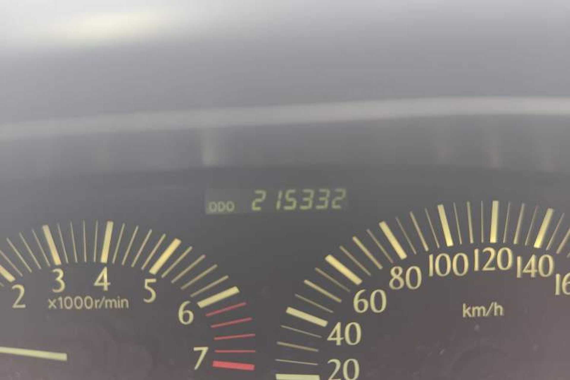 Used Toyota Previa 2004 2.4L AT Odometer Close Up