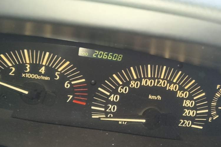 Used Toyota Previa 2004 2.4L AT Odometer Close Up