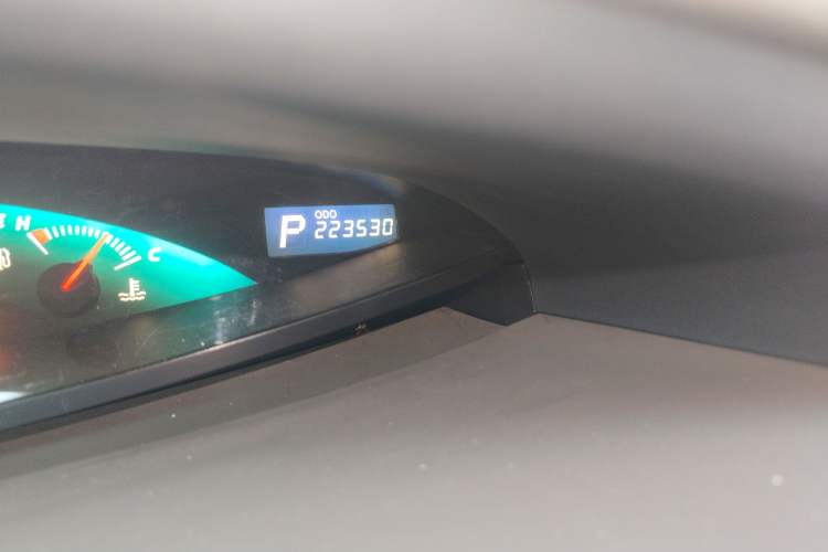 Used Toyota Previa 2006 2.4L 7-Seater Luxury Edition Odometer Close Up