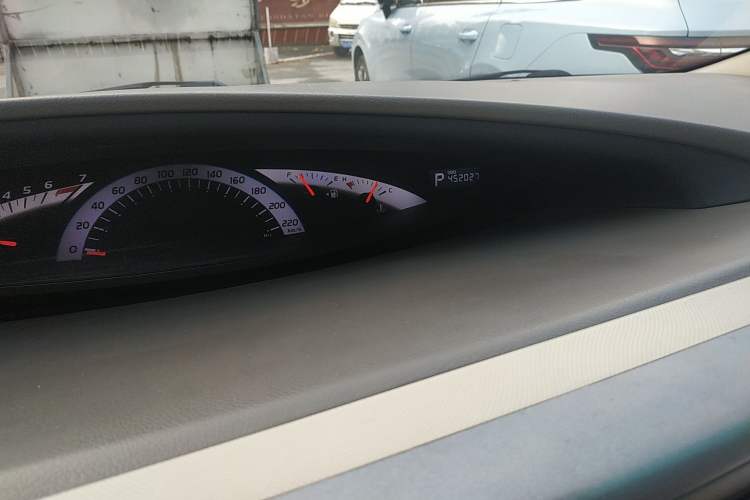 Used Toyota Previa 2006 2.4L 7-Seater Luxury Edition Odometer Close Up