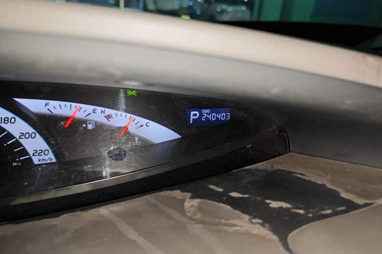Used Toyota Previa 2006 2.4L 7-Seater Luxury Edition Odometer Close Up