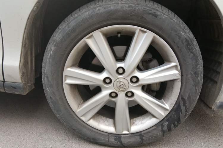 Used Toyota Previa 2006 2.4L 7-Seater Standard Edition Right Front Wheel Hub