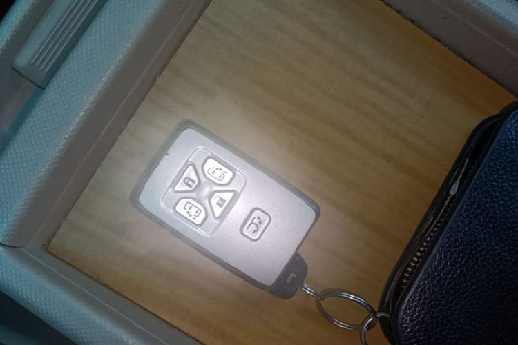 Used Toyota Previa 2006 2.4L 7-Seater Standard Edition Vehicle Key