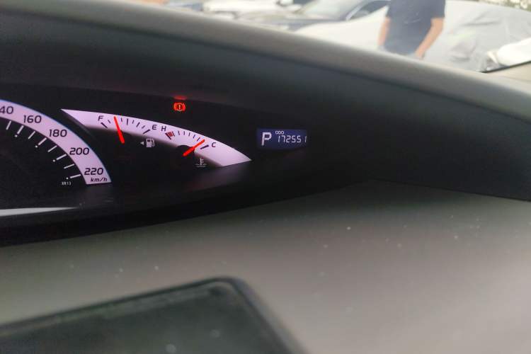 Used Toyota Previa 2006 2.4L 7-Seater Standard Edition Odometer Close Up