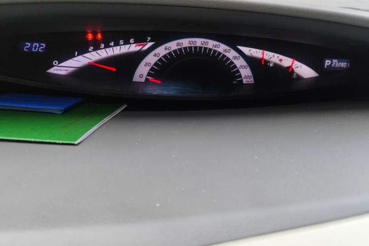 Used Toyota Previa 2006 2.4L 7-Seater Luxury Edition Odometer Close Up