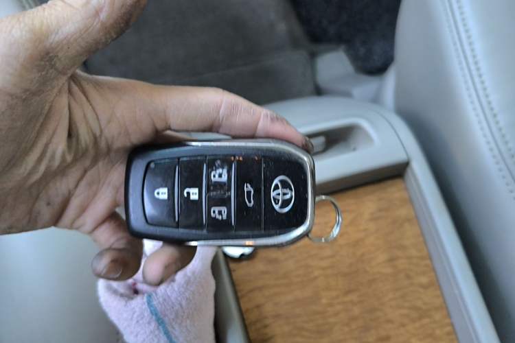 Used Toyota Previa 2006 2.4L 7-Seater Luxury Edition Vehicle Key