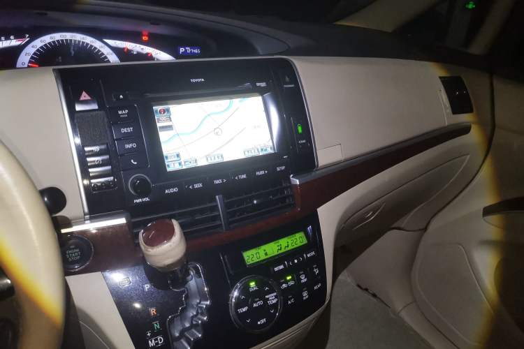 Used Toyota Previa 2012 2.4L 7-Seater Luxury Edition Audio And AC Panel
